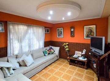 Casa · 243m² · 7 Ambientes · 1 Cochera · Venta Casa 7 Ambientes en 3 Plantas con Quincho, Terraza y Garaje en Villa Lugano