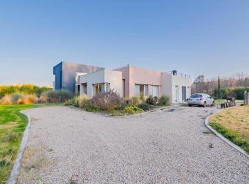 Casa · 267m² · 5 Ambientes · 4 Cocheras · Casa en Venta en Campos de Roca