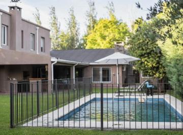 Campo · 282m² · 7 Ambientes · 4 Cocheras · Casa en Venta en Barrio Roble Joven