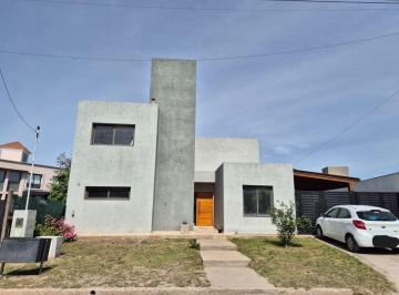 Casa de 9 ambientes, Córdoba · Casa Premium en Tejas 3 con Gran Parque y 4 Dorm.