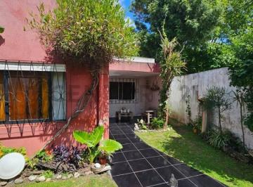 Casa · 257m² · 4 Ambientes · Venta Casa 4 Ambientes Hurlingham (Permuta)