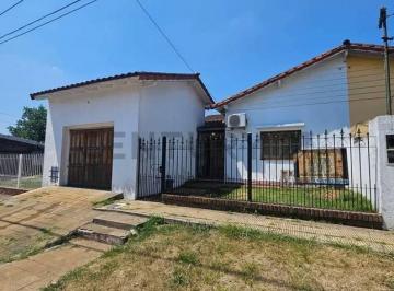 Casa · 323m² · 3 Ambientes · 1 Cochera · Venta Casa 3 Ambientes m. Grande con Gran Parque