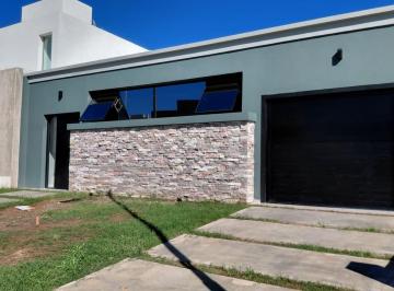 Casa · 145m² · 3 Ambientes · 2 Cocheras · Casa en Venta Manantiales Planta Baja 2 Dorm. a Estrenar