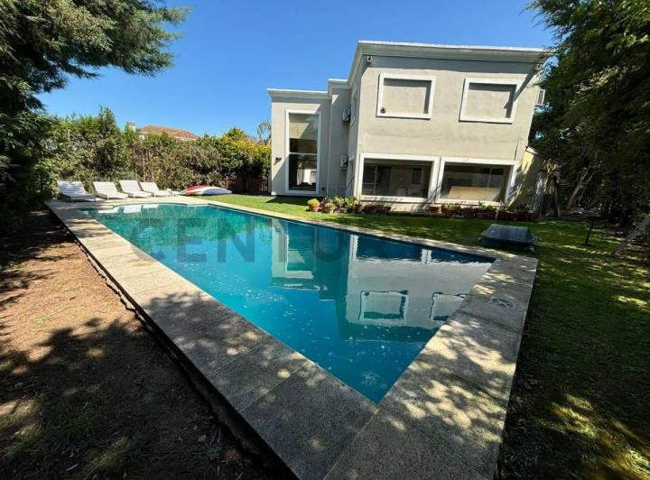 Casa · 220m² · 6 Ambientes · 3 Cocheras