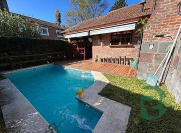 Casa · 164m² · 4 Ambientes · 3 Cocheras · Venta Casa.4 Amb. C/pileta. Hurlingham Impecable!