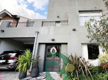Casa · 150m² · 4 Ambientes · 2 Cocheras · Venta Casa 4 Amb. Bo Cerrado La Araucaria. Bella Vista