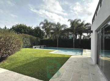 Casa · 240m² · 6 Ambientes · 4 Cocheras · Venta Casa 6 Amb. Pileta. Quincho. B Cerrado Santa Ana. Moreno