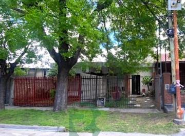 Casa · 100m² · 4 Ambientes · 1 Cochera · Venta Casa a Refacciónar 10,5x 31 m. Castelar Norte