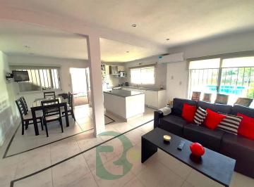 Casa · 180m² · 4 Ambientes · 3 Cocheras · Venta Casa 4 Amb. Quincho. Pileta. Lote 440 m. Castelar Norte