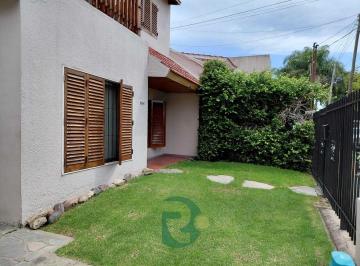 Casa · 156m² · 5 Ambientes · 3 Cocheras · Venta Casa 5 Ambientes. Parque y Pileta. Castelar
