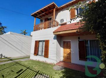 Casa · 156m² · 5 Ambientes · 3 Cocheras · Venta Casa 5 Ambientes. Parque y Pileta. Castelar