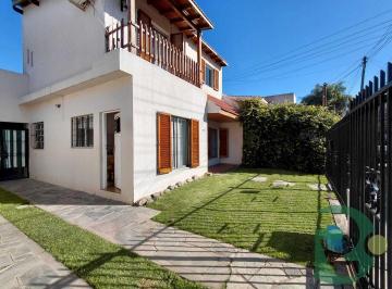 Casa · 156m² · 5 Ambientes · 3 Cocheras · Venta Casa 5 Ambientes. Parque y Pileta. Castelar