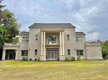 Casa de 8 ambientes, Brandsen · Residencia de Categoria Estilo Francés en Campos de Roca I