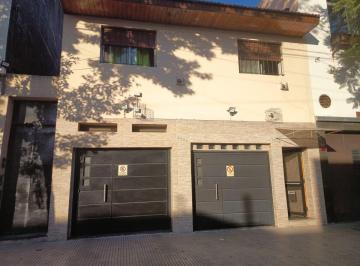 Casa de 5 ambientes, Pompeya · Casa Al Frente de 5 Ambientes con Dos Cocheras