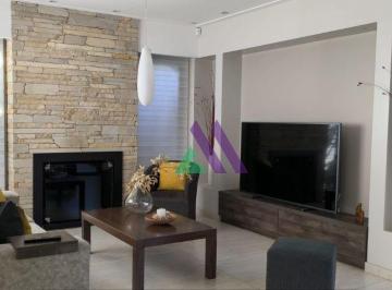 Casa de 4 ambientes, Miramar · Moderna Casa con Piscina en Barrio Parquemar. Miramar