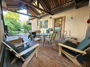 Casa · 204m² · 4 Ambientes · 2 Cocheras · Venta Casa 4 Ambientes Ituzaingo Norte con Jardín