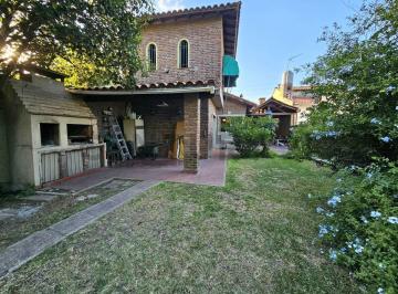 Casa · 204m² · 4 Ambientes · 2 Cocheras · Venta Casa 4 Ambientes Ituzaingo Norte con Jardín