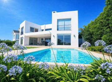 Casa · 307m² · 5 Ambientes · 2 Cocheras · Casa en Venta Moderna con Cuatro Suites en Alisos, Nordelta