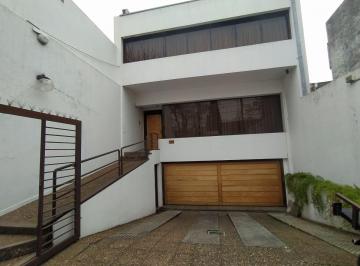 Casa de 5 ambientes, La Plata · (65 y 117) Casa 2/ptas con (4) Dorm. y Patio/jardin y Amplia Cochera en Venta, 225 m² La Plata