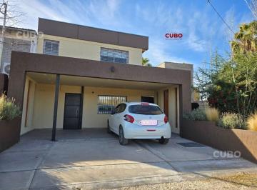 Casa · 170m² · 8 Ambientes · 2 Cocheras · Casa en Calle Azcuénaga - Lunlunta - Maipú Al 200
