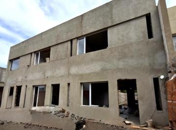 Casa · 85m² · 2 Ambientes · 1 Cochera · Venyta Duplex 2 Dormtirios en Perticone