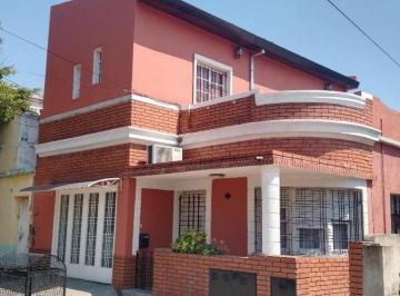 PH · 125m² · 4 Ambientes · 1 Cochera · Casa Tipo PH 3amb y Depto 2amb. Lanús