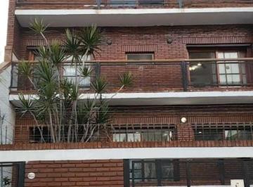 Casa en Venta de 7 ambientes · Casa en Venta. Avellaneda Sobre El Boulevard Francisco Bilbao 3853