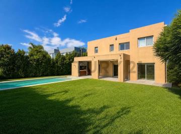 Casa · 181m² · 6 Ambientes · 4 Cocheras · Casa en Venta en Los Lagos, Nordelta 3 Dorm., Pileta, Galería y Excelente Calidad