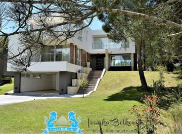 Casa de 6 ambientes, Costa Esmeralda · Casa con 340 m² 4 Dorm. + Dependencia | Totalmente Amoblada Venta en Costa Esmeralda Arbolada