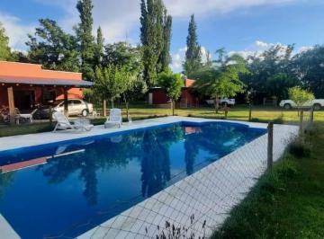 Casa · 217m² · 2 Dormitorios · 2 Cocheras · Casa con Quincho y Pileta en Las Paredes