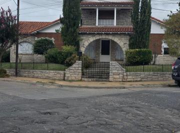 Casa de 6 ambientes, Tandil · Elegancia y Tradición en Una Residencia Única de Tandil