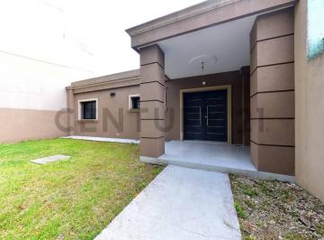 Casa · 68m² · 4 Ambientes · 2 Cocheras · Venta Casa 4 Ambientes Castelar Apta Credito