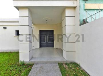 Casa · 68m² · 4 Ambientes · 2 Cocheras · Venta Casa 4 Ambientes Castelar Apta Credito