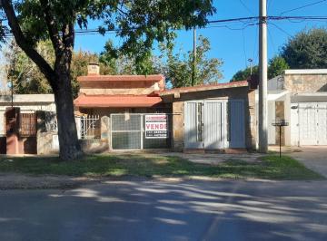 Casa · 921m² · 2 Dormitorios · 1 Cochera · Casa en Venta Granadero Baigorria - a Reciclar con Amplio Terreno Ideal Local con Deposito