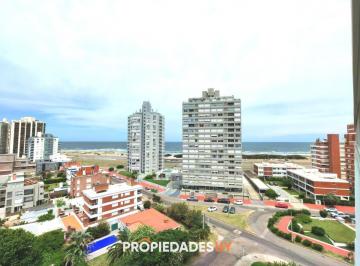Foto1 · Un Dormitorio con Vista Al Mar a Pasos de La Playa