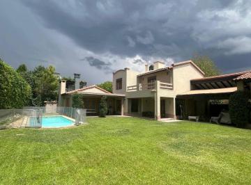 Casa de 10 ambientes, La Puntilla · Casa en Venta, Barrio El Huerto Excelente Ubicación con Piscina y Gran Jardín.