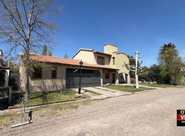 Casa de 10 ambientes, La Puntilla · Casa en Venta, Barrio El Huerto Excelente Ubicación con Piscina y Gran Jardín.