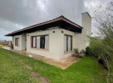 Casa · 405m² · 2 Dormitorios · Venta Casa Estilo Moderno con Salida a La Ruta, Camet Norte