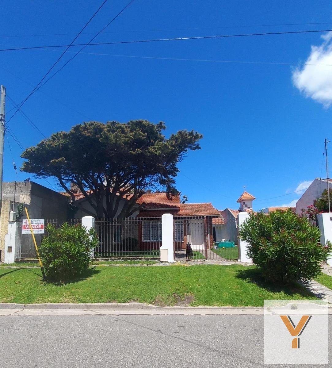 Casa 3 dorm, 100m² con cochera para 2 vehículos — Benito Lynch