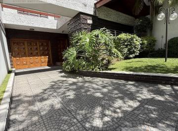 Casa · 236m² · 5 Ambientes · 4 Cocheras · Lcasa de 5 Ambientes + Dependencia en Villa Mitre, lote Propio