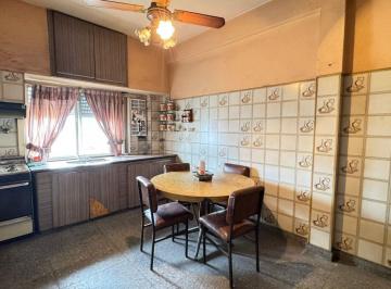 Casa de 5 ambientes, Lanús · Inmueble Multidestino con Locales y Vivienda en 1er Piso - ¡Versatilidad y Potencial.