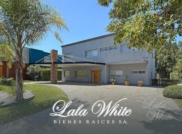 Casa · 349m² · 7 Ambientes · 6 Cocheras · Casa en Alquiler con Pileta en Terralagos, Canning, Ezeiza