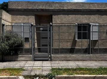 Casa · 115m² · 3 Ambientes · 1 Cochera · Hermosa Casa en Esquina con Garage en Venta!