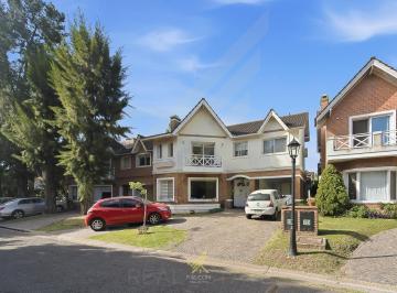 Casa · 211m² · 4 Dormitorios · Casa en Venta en Barrio María del Parque Ituzaingó
