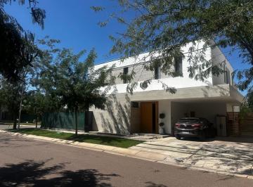 Casa · 230m² · 10 Ambientes · 1 Cochera · Casa en Lujan de Cuyo, Tres Dormiotiros con Cochera
