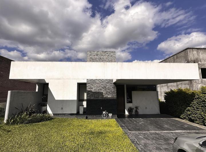 Casa · 100m² · 4 Ambientes · 2 Cocheras