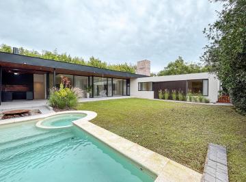 Casa · 190m² · 5 Ambientes · 2 Cocheras · Casa de 3 Dorm. Más Comodín y Pileta a Estrenar en La Bahia, Pueblo Esther