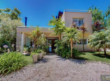 Casa de 4 ambientes, Cariló · Casa a Dos Cuadras de La Playa en Cariló con Piscina Climatizada