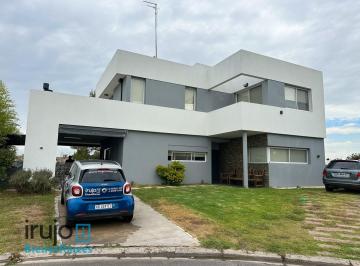 Casa · 160m² · 5 Ambientes · 3 Cocheras · Casa de 5 Amb. en Barrio Santa Juana - Canning