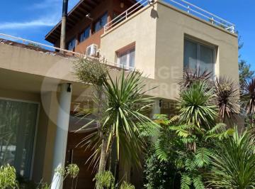 Casa · 978m² · 4 Dormitorios · Casa - Carilo